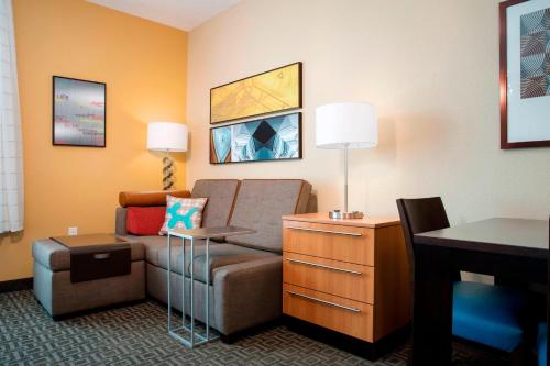 TownePlace Suites Orlando at FLAMINGO CROSSINGS® Town Center/Western Entrance