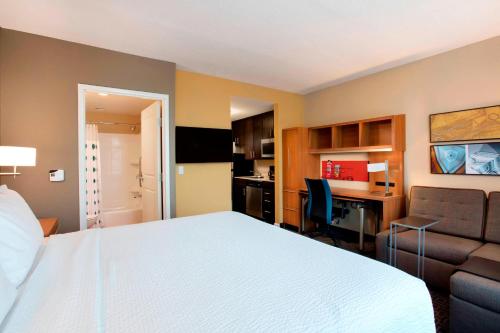 TownePlace Suites Orlando at FLAMINGO CROSSINGS® Town Center/Western Entrance