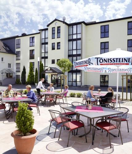 ทัศนียภาพภายนอกโรงแรม, Hotel Landsknecht in เฮนเนฟ