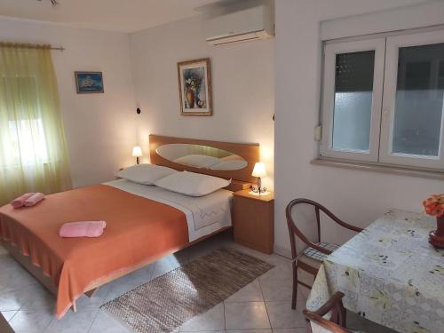  Seaside apartment for 2 p in Trogir