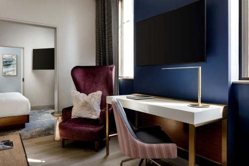 One Bedroom King Suite with 1 King Bed, Sofa bed image 3