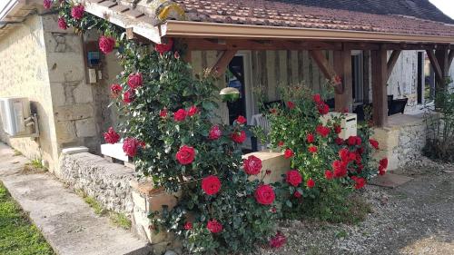 Gite de Born avec piscine privee au coeur de la campagne in Sainte-Sabine-Born