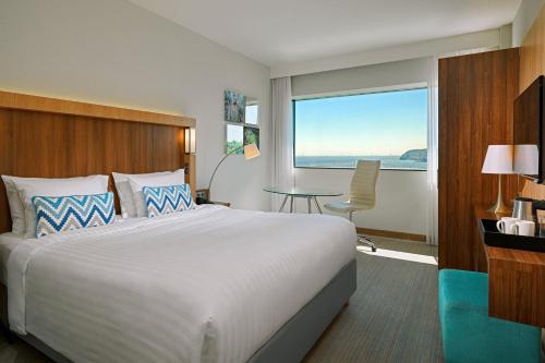 Guest room, 1 King, Partial sea view