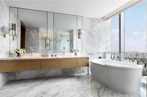 Bathroom, Courtyard by Marriott Changsha South in Tianxin