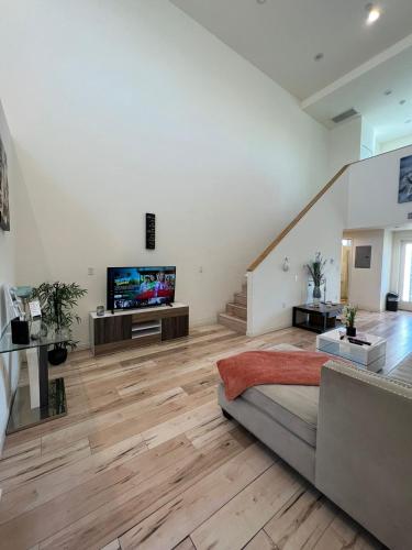 Modern One-Bed Loft in Hollywood Sign View & Free Parking, Los Angeles (fotografie 7)