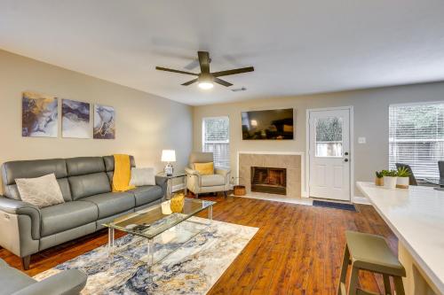 Modern Woodlands Townhome w/ Spacious Yard & Patio - Hufsmith, TX