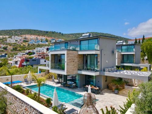 Villa Kazarman, Kalkan’ın kalbinde denize, merkeze