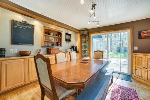 Roscommon Vacation Rental about 1 Mi to Higgins Lake!