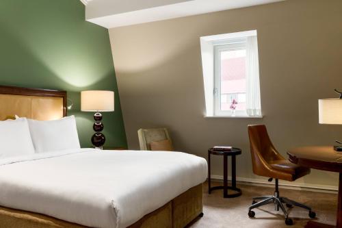 Deluxe Room with One Queen or Two Twin Beds