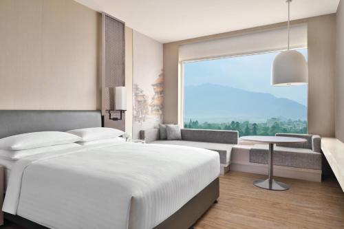 Club Room with M Club lounge access, 1 King, Mountain view image 2