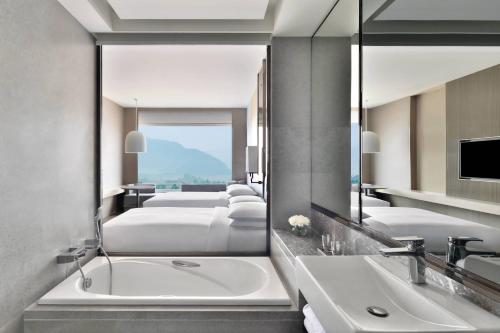 Club Room with M Club lounge access, 2 Double, Mountain view image 3