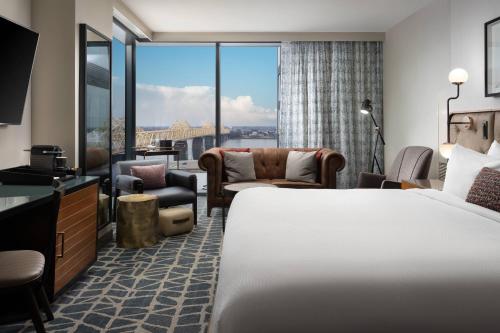 Guest room, 1 King, River view, Corner room