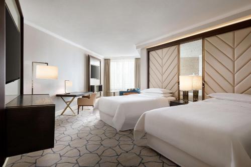 One-Bedroom Junior Twin Suite - Club Lounge Access