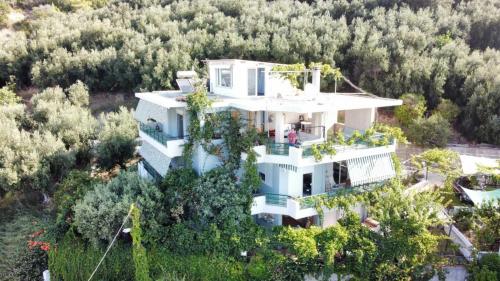 Vista exterior, LEMONELIA, one big,4-5 people and one small apartment ,2-3 people in Paralia (Fanari)