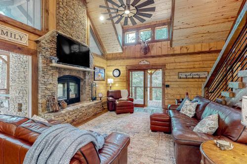 Tranquil Waters Cabin in Ellijay, USA