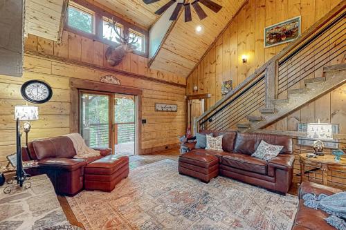 Tranquil Waters Cabin in Ellijay, USA