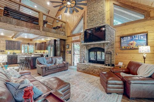 Tranquil Waters Cabin in Ellijay, USA