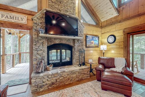 Tranquil Waters Cabin in Ellijay, USA