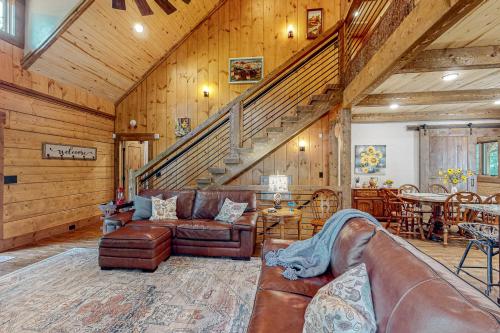 Tranquil Waters Cabin in Ellijay, USA