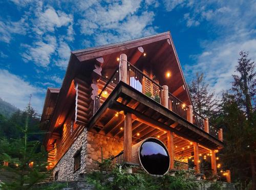 Gem by Manning Park: Luxury Loghouse “Ravenloft”