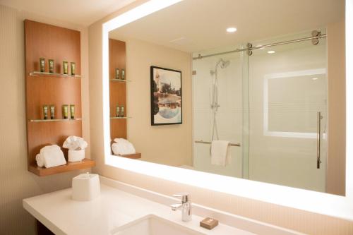 Center 100 Hotel - image 6
