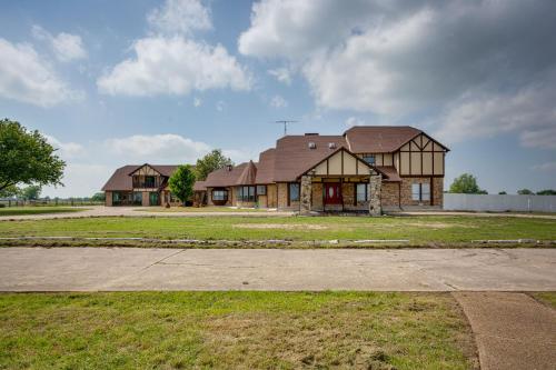 Texas Ranch Vacation Rental with Outdoor Pool!