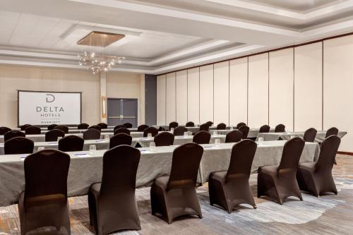Center 100 Hotel - image 8