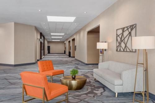 Center 100 Hotel - image 2