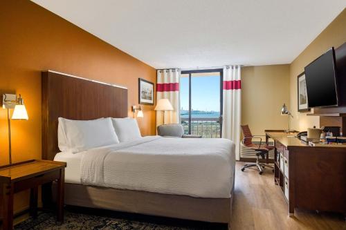 Guest room, 1 King, Bay view, Balcony