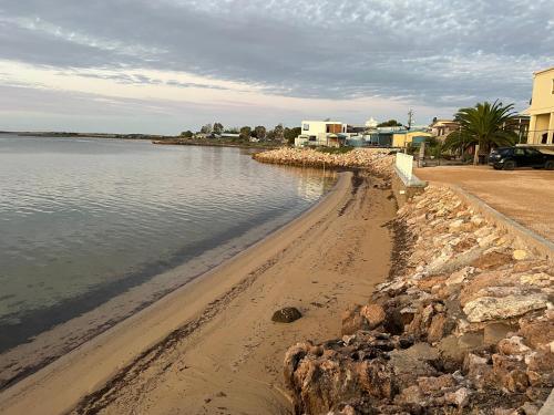 Beachside & Jetty View Apartment 1 - Admirals Apartment