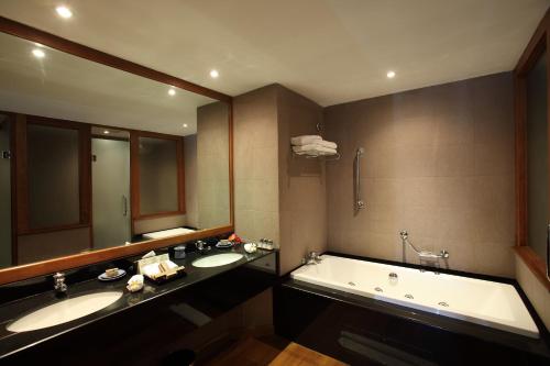 The Blue Water Hotel and Spa, Wadduwa