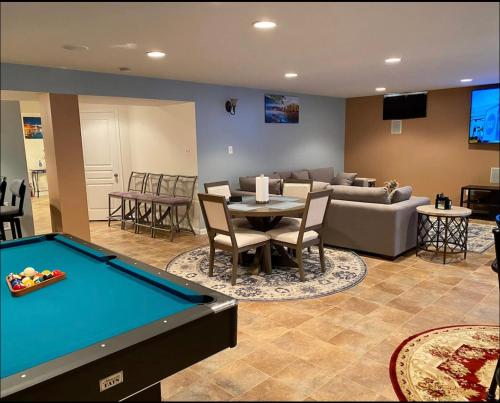 Van Gogh Guest Rm#6 • Van Gogh 6- Private BSMT Rm in single family home in Rosedale, USA
