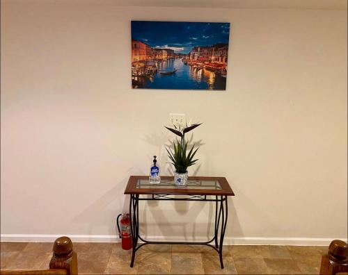 Van Gogh Guest Rm#6 • Van Gogh 6- Private BSMT Rm in single family home in Rosedale, USA
