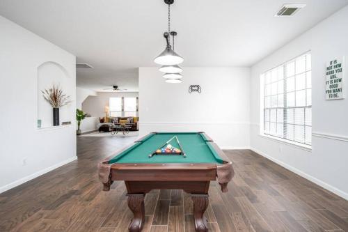 Fabulous Houston Vacation 4 Bdrm w/Pool table