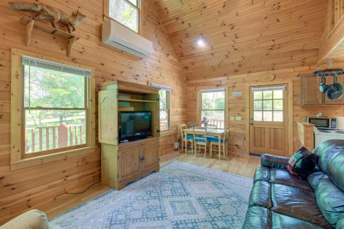 B&B Sparta - Cozy Blue Ridge Cabin Rental with On-Site Stream! - Bed and Breakfast Sparta