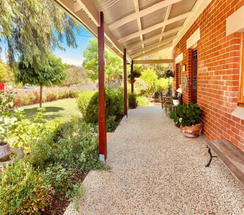 Laurant's Cottage ~ McLaren Vale entertainer