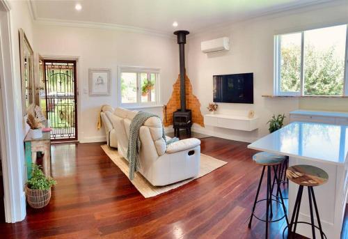 Laurant's Cottage ~ McLaren Vale entertainer