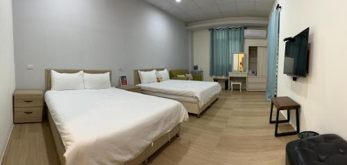 2 double beds
