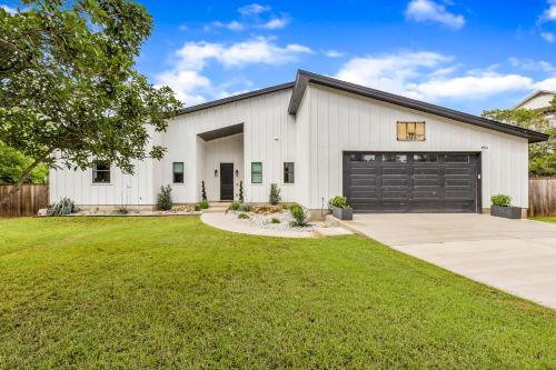 Dog-friendly home with pool, grill, central AC, and Washer and Dryer