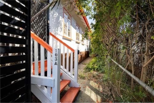 Scarborough Waterfront 2-bedroom Cottage - Tap to explore photos