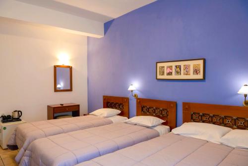 1 double bed, 2 twin beds