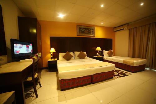 Hyde Park Hotel - image 12