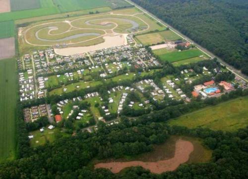 Stacaravan huren voor 4 personen in het hart van bosrijk Drenthe. Vele bezienswaardigheden en uitstapjes in de directie omgeving. Wees Welkom! (nr.254)