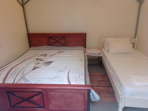 1 queen bed, 1 twin bed