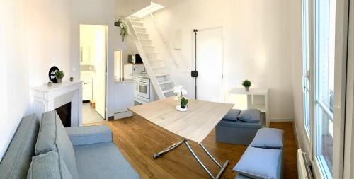 Bright apartment near the city center