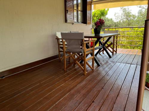Les Olives Woodhouse in Saint Minas