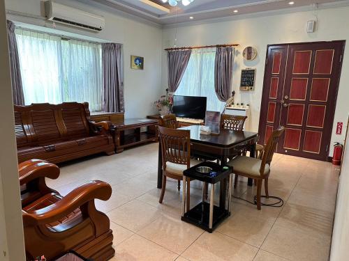 Skupni salon/TV območje, 進泉莊民宿 有卡拉ok可以烤肉可以帶寵物 in Shitan Township