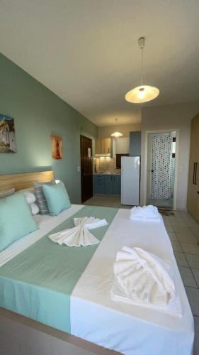 1 double bed, 1 twin bed