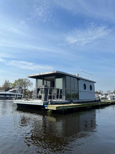  Stoere HOUSEBOAT op toplocatie!, Pension in Belt-Schutsloot bei Scheerwolde