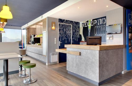 Lobby, ibis budget Clermont-Ferrand Nord Riom near Auberge des Sources